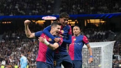 من احتفال لاعبي برشلونة خلال الفوز على ريال مدريد في بطولة الدوري الإسباني (Getty)