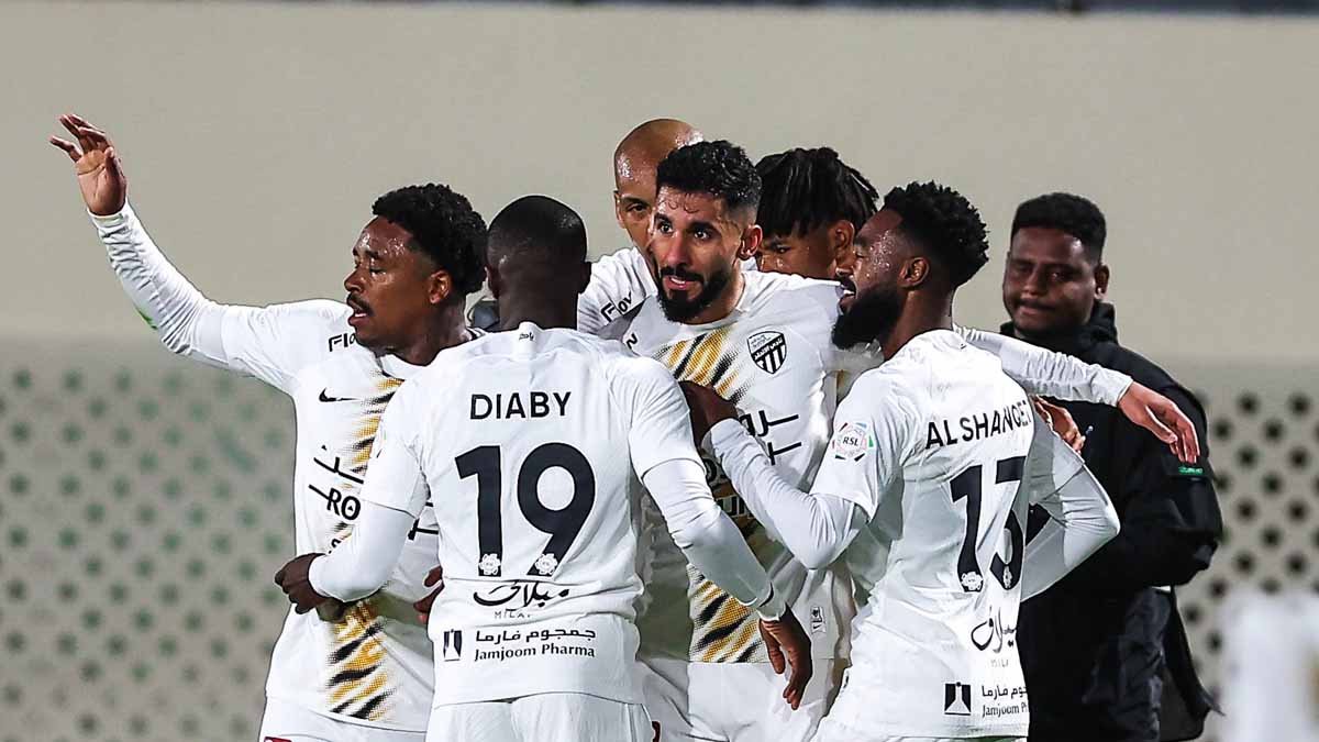 فرحة لاعبي الاتحاد بالهدف الاول على العروبة في دوري روشن السعودي (X/ ittihad)