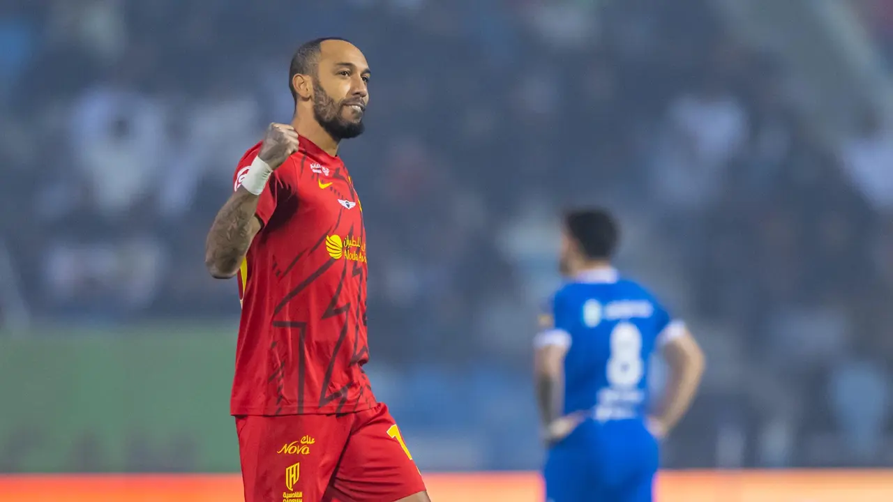 الهلال والاتحاد يخسران بالوقت القاتل.. والمنافسة على الصدارة تشتعل