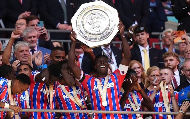 كريستال بالاس يفوز بلقب الدرع الخيرية