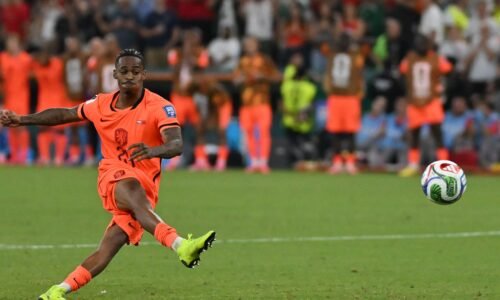 سامرفيل يجاور بنزيما في افتتاحية الهلال