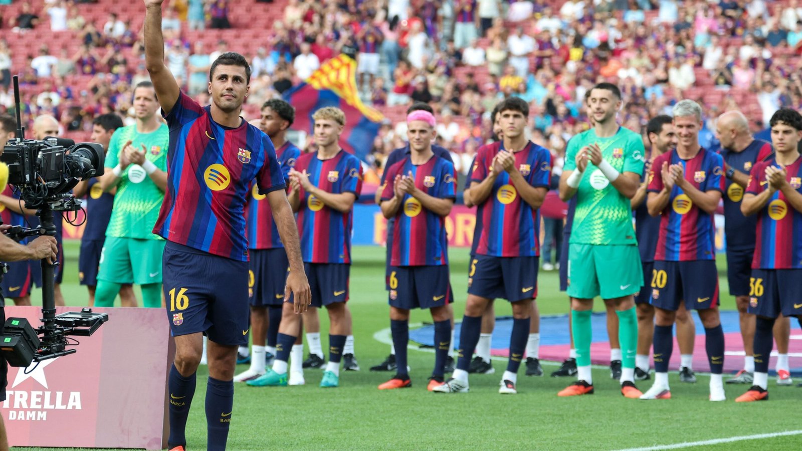 رودري أمام أعين الأهلي في كامب نو.. برشلونة يقدمه رسميًا
