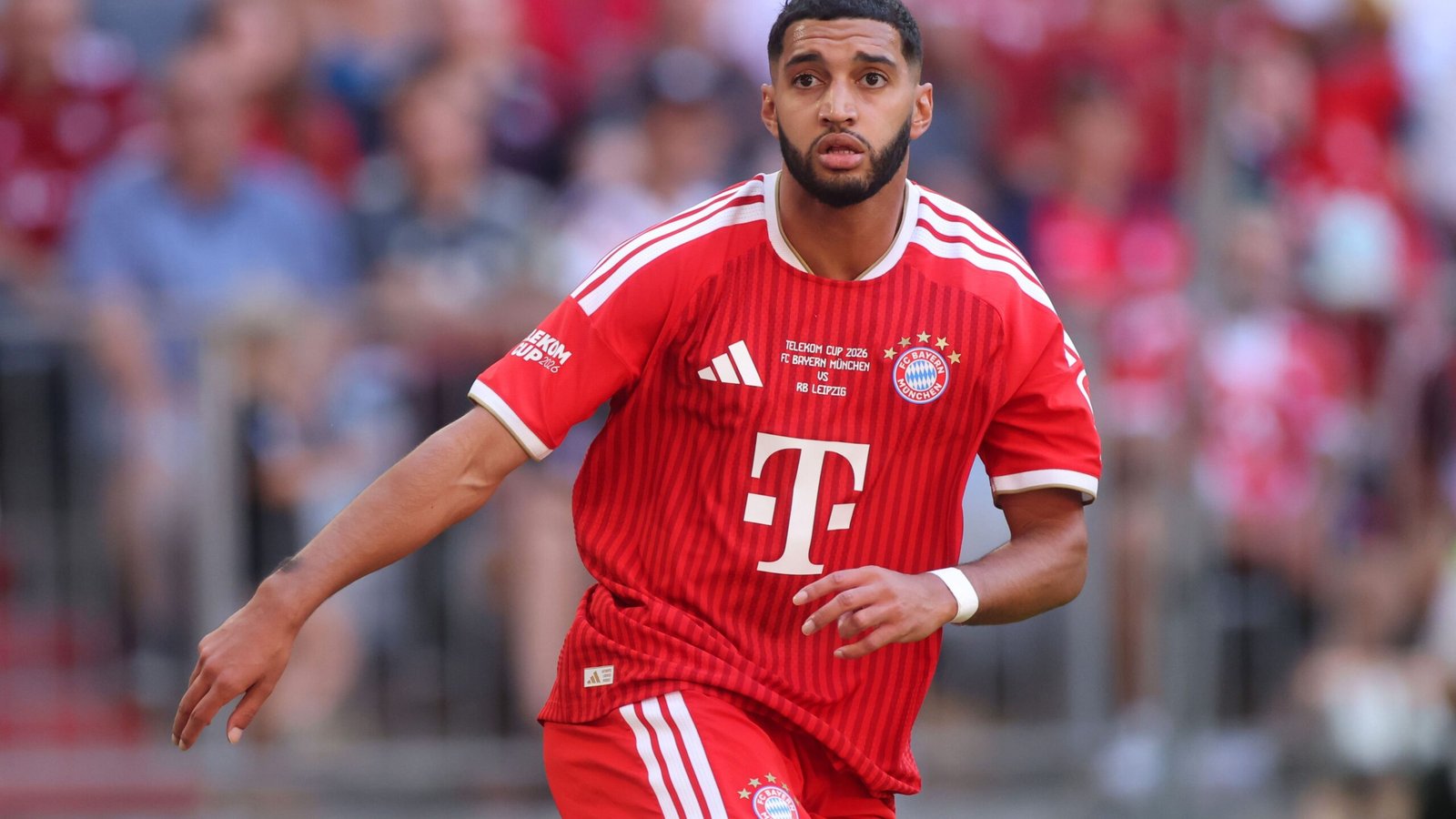 كومباني يواصل تغيير مركز براون وبديل الصيباري في بايرن