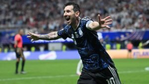 إدين دجيكو يعتزل دولياً بعد ميسي وأوباميانج