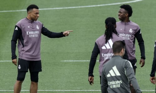 أزمة جماهيرية في سبتة.. رابطة ريال مدريد تهاجم مبابي وفينيسيوس