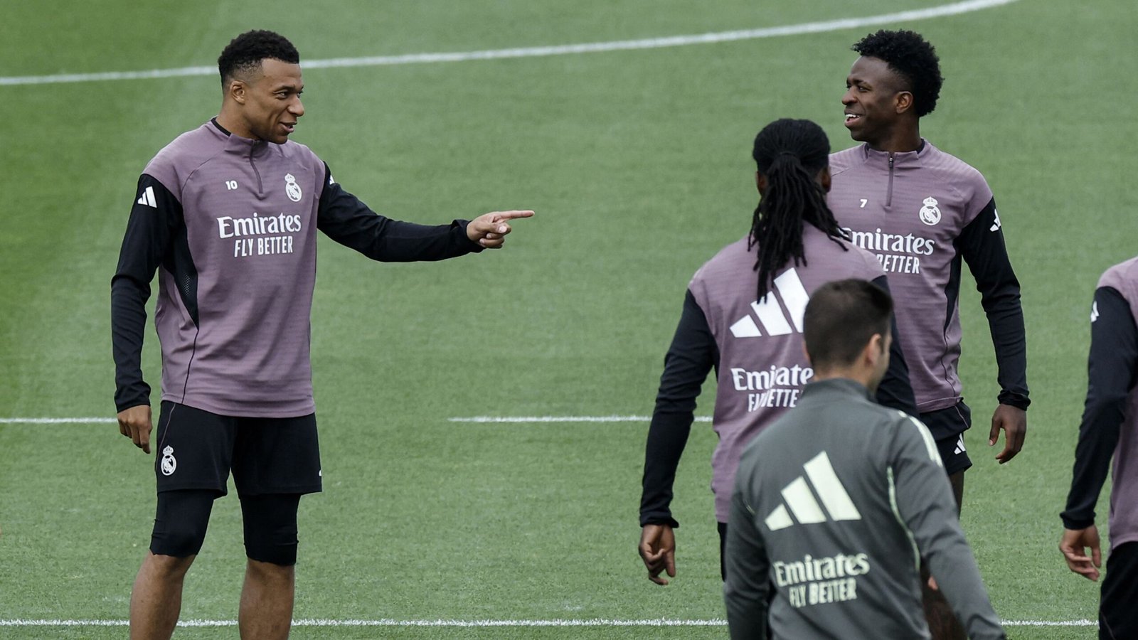 أزمة جماهيرية في سبتة.. رابطة ريال مدريد تهاجم مبابي وفينيسيوس
