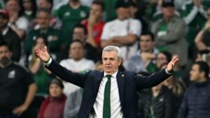 خافيير أجيري يعتذر لنجم برشلونة بعد أزمة فالنسيا
