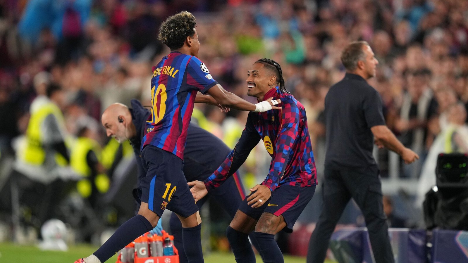 برشلونة ينذر كبار أوروبا بفوز استعراضي على فينورد