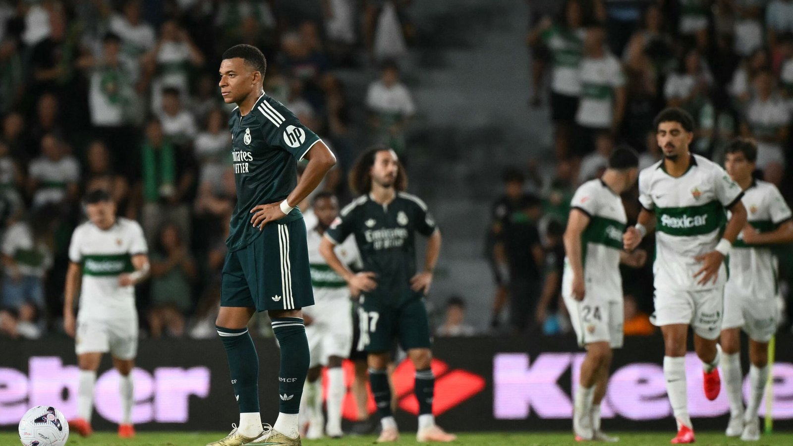 مورينيو يفقد السيطرة.. إنذار قبل ديربي ريال مدريد