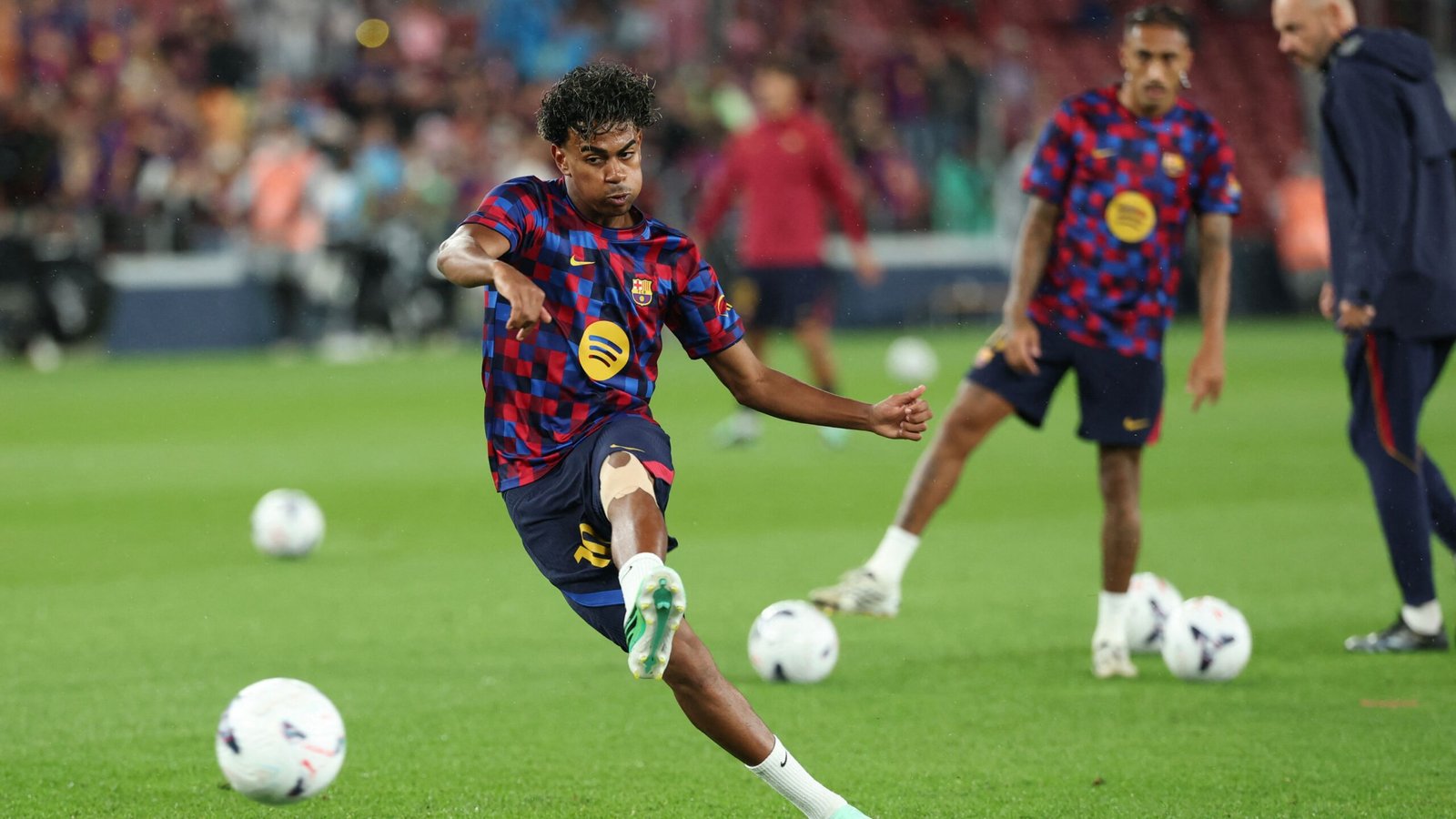 فيديو لامين يامال يورط لاعبًا سعوديًا مع الجماهير