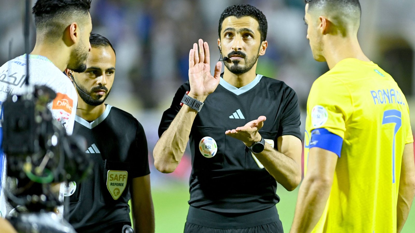 مراد باتنا بهدف خرافي.. يقترب من عرش رونالدو في دوري روشن