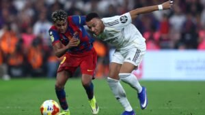 الكلاسيكو بين برشلونة وريال مدريد.. حكم مقترح يثير جدلاً