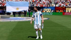 فيديو: مارتينيز يفاجئ ميسي قبل الوداع