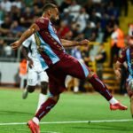 محمد صلاح يتألق على النجيل الصناعي.. وأونانا يصد الجزاء