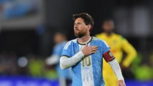 فيديو ميسي يسجل ويهدر أغرب فرصة في ليلة الوداع