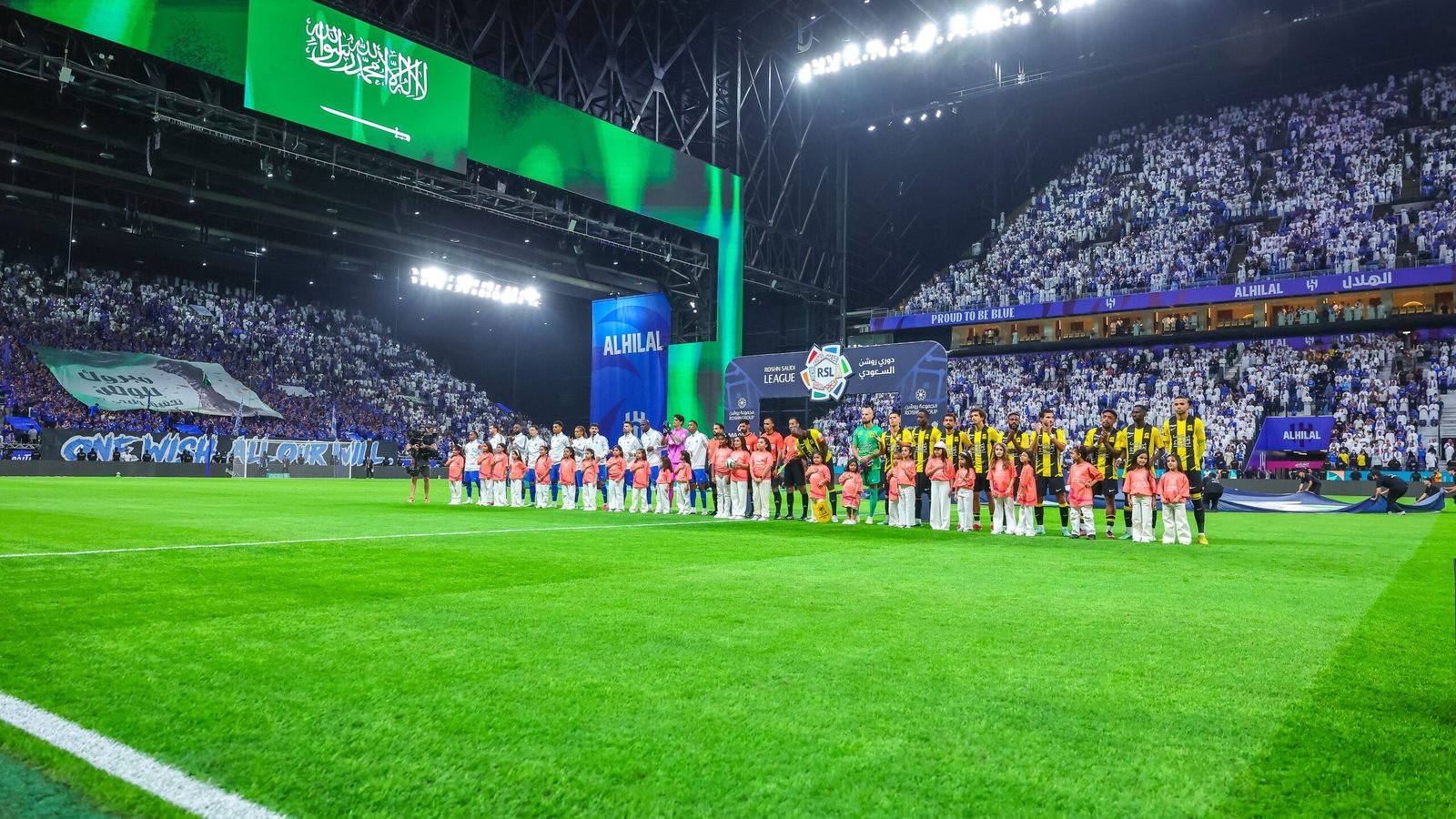 لقطة تحكيمية مثيرة للجدل في الاتحاد وشباب الأهلي